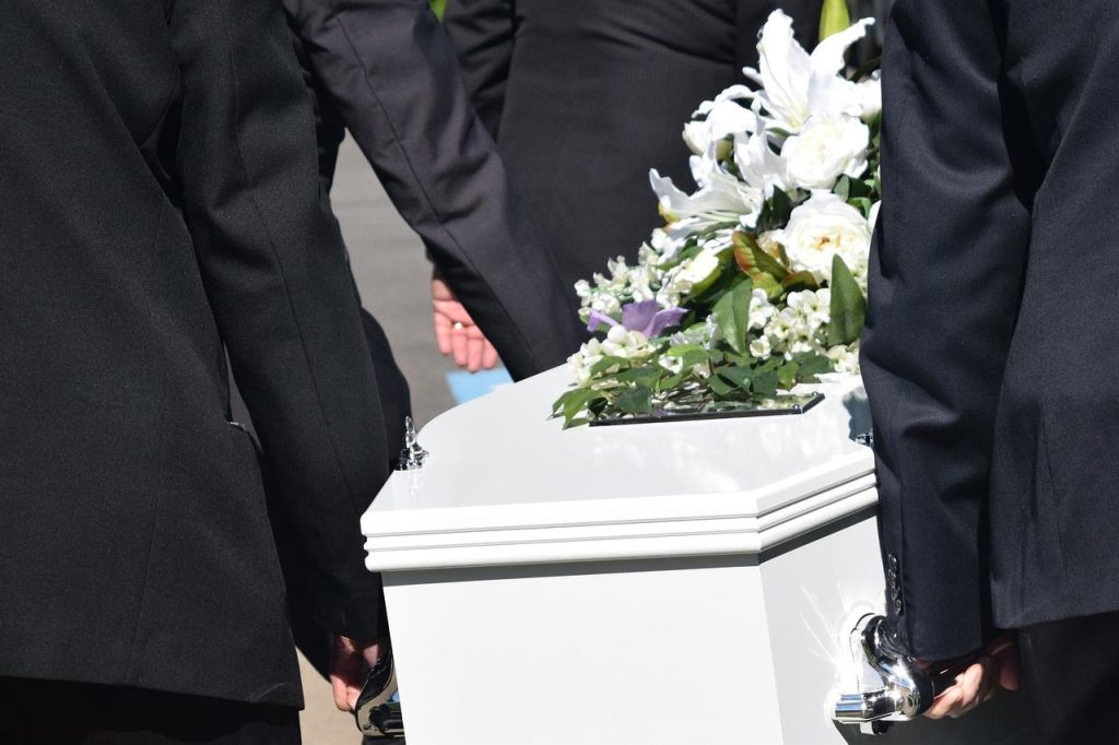 Begrafenisondernemer in Tilburg helpt bij het kiezen - professionaliteit en empathie zijn cruciaal