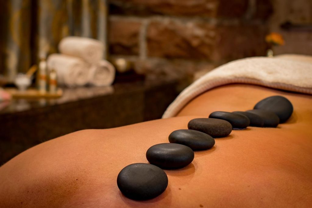 Massage arrangement met entspanning in wellness spa omgeving