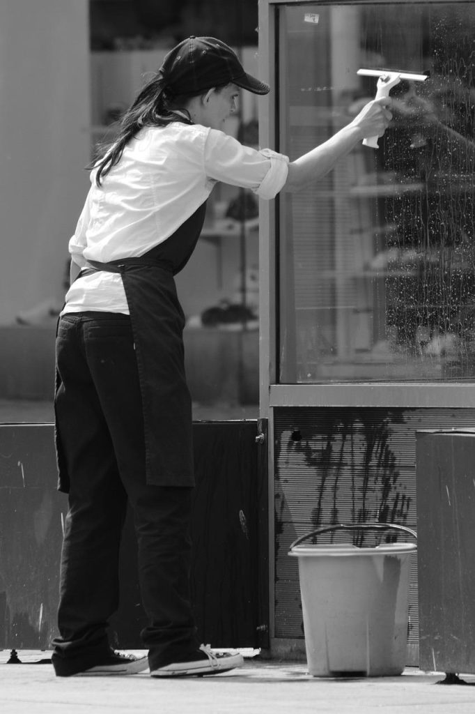 Professionele glazenwasser in Delft reinigt ramen met moderne technieken en osmosewater voor spotloos schone ramen