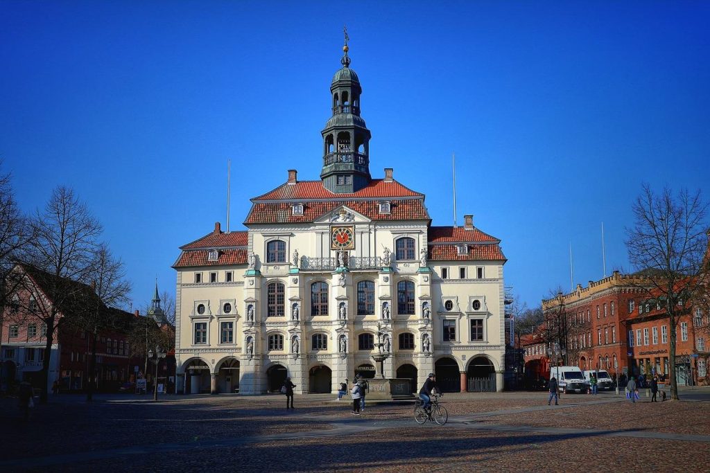 Voorgevel van het historische gemeentehuis in Roermond, een monumentaal gebouw uit de 14e eeuw met middeleeuwse architectuur