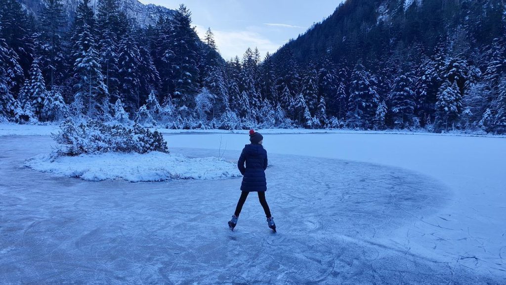 Gezellige wintersfeer bij de ijsbaan in Uden met schaatsers en verlichting