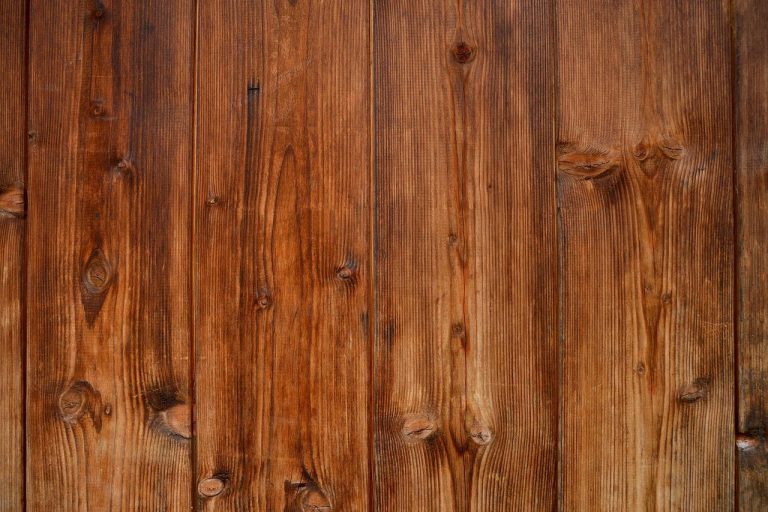Moderne buitenruimte met houten veranda en overkapping waar huiseigenaren kunnen genieten van koffie en tafelen